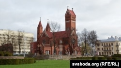 Касьцёл Сьвятых Сымона і Алены (Чырвоны касьцёл), Менск, плошча Незалежнасьці