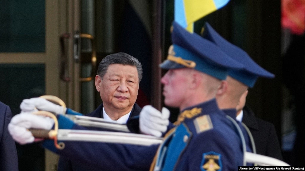 Лідер Китаю Сі Цзіньпін спостерігає за проходженням почесної варти під час урочистої церемонії зустрічі після прибуття до аеропорту в Москві, Росія, 7 травня 2025 року