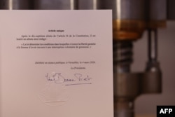 Noul articol din Constituția Franței, semnat și marcat cu sigiliul de autenticitate.