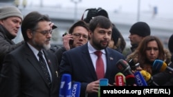 Separatist leaders arrive in Minsk and speak to media.