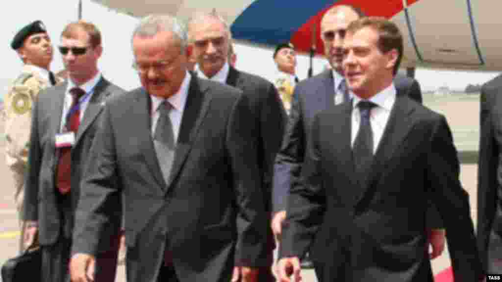 Baş nazir Artur Rasizadə Rusiya prezidenti Dmitry Medvedevlə birlikdə Bakı hava limanında (3 iyul 2008)
