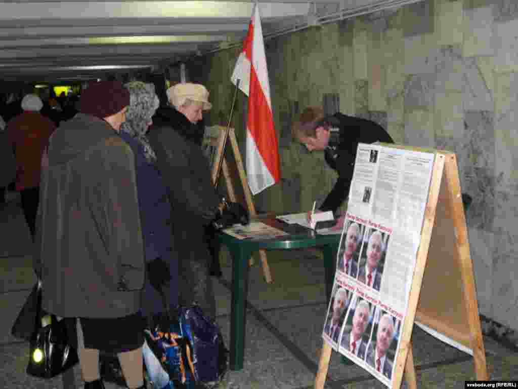 Збор подпісаў. Менск. Чарга на подпіс за Рыгора Кастусёва.