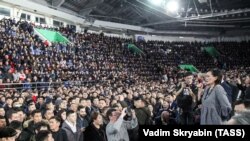 Сардана Авксентьева выступает на митинге перед жителями Якутска.