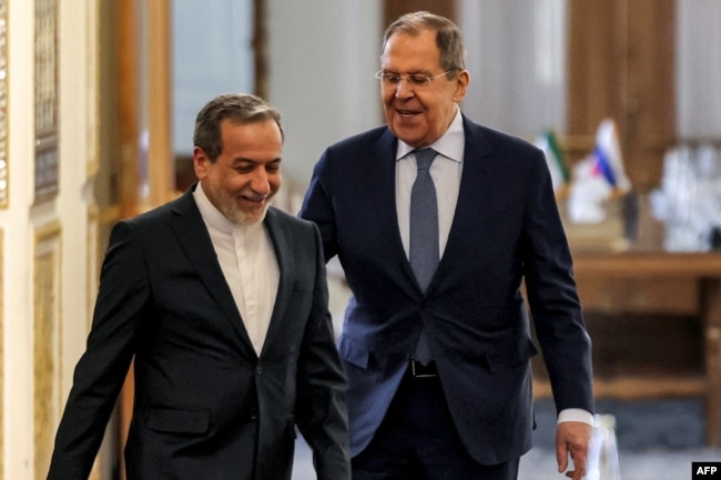 Ministrat e Jashtëm iranianë dhe rus, Abbas Araghchi dhe Sergey Lavrov, gjatë bisedimeve në Teheran, shkurt 2025