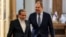 Ministri spoljnih poslova Irana Abbas Araghchi i Rusije Sergei Lavrov šetaju zajedno nakon sastanka u Teheranu u februaru. 