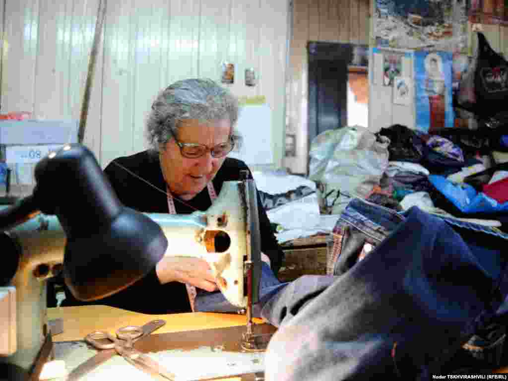 მესაათეები, მკერავები, მეწაღეები, გასაღების ხელოსნები - ისინი თბილისის ყველა უბანში არიან და ყველამ იცის მათი პატარა, უმეტესად, სარდაფებსა და ჩიხებში ”დამალული” ოთახების მისამართები...