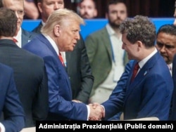 Președintele SUA, Donald Trump, îi strânge mâna președintelui României, Nicușor Dan.