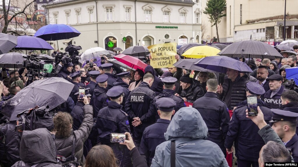 Policët shihen pranë ndërtesës së Qeverisë së Kosovës, ku protestuesit kërkuan që të mos shtrenjtohet rryma.