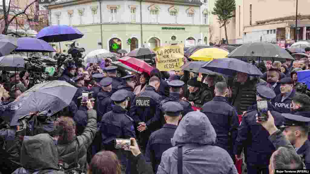 Policët shihen pranë ndërtesës së Qeverisë së Kosovës, ku protestuesit kërkuan që të mos shtrenjtohet rryma. 