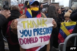 Сторонница Дональда Трампа латиноамериканского происхождения перед зданием федерального суда в Нью-Йорке во время начала предъявления там обвинений Николасу Мадуро. 5 января 2026 года