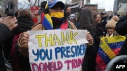 Демонстранты у здания суда в Нью-Йорке в момент предъявления Николасу Мадуро обвинений, 5 января 2026 года