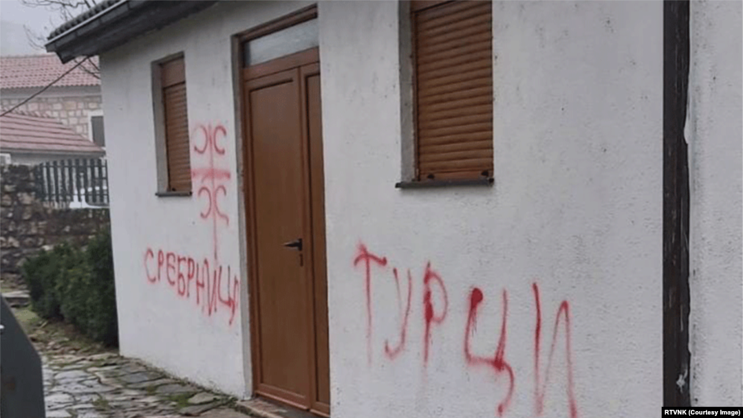 Islamska zajednica osuđuje islamofobične grafite na nikšićkoj džamiji i podsjeća da su i ranije ukazivali na takve pojave.