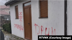 Islamska zajednica osuđuje islamofobične grafite na nikšićkoj džamiji i podsjeća da su i ranije ukazivali na takve pojave.