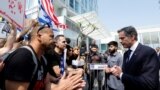 ملاقات روز چهارشنبه آنتونی بلینکن (راست) با خانواده‌های گروگان‌های اسرائیلی که در اسارت حماس هستند