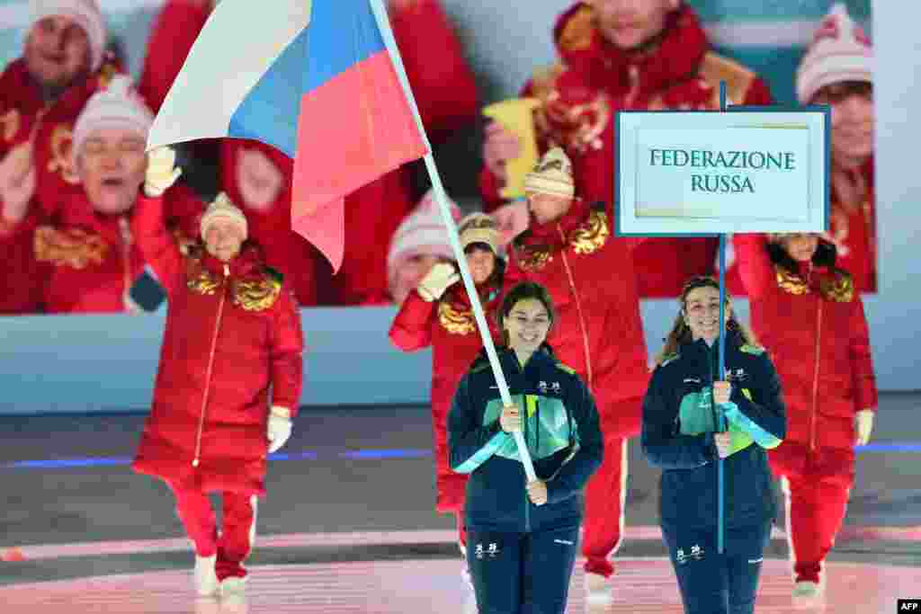 Як паведаміла агенцтва Reuters, трыбуны вельмі стрымана прывіталі спартоўцаў Беларусі і Расеі, калі яны выйшлі на традыцыйны марш каманд пад сваімі дзяржаўнымі сьцягамі, а калі на трыбунах зьявіўся прынамсі адзін расейскі сьцяг гледачы пачалі сьвіцсьцець. Таксама стрымана публіка прыняла і атлетаў з Ізраілю.