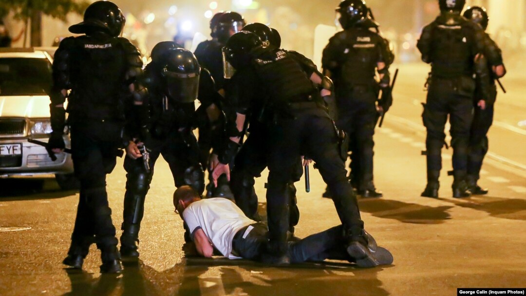 Moment surprins la 10 august 2018, din timpul violențelor jandarmilor asupra celor peste 100.000 de protestatari pașnici, care cereau demisia guvernului PSD