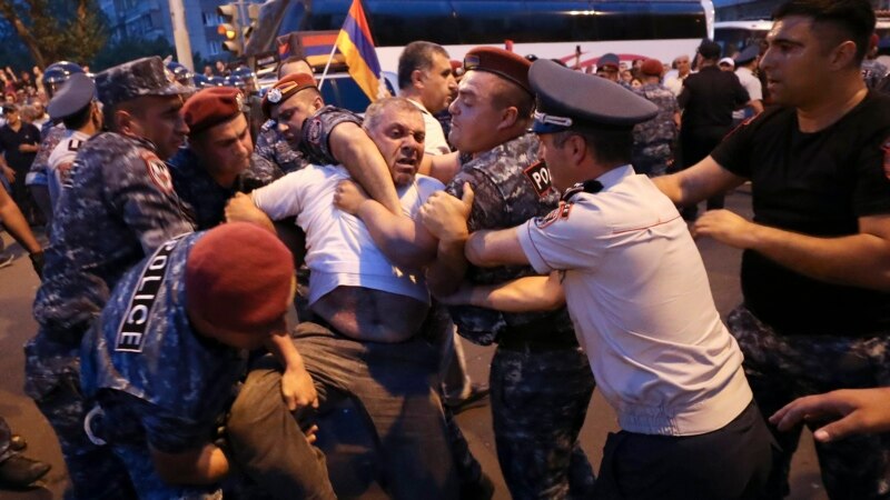 Арменияда оппозиция менен полициянын кагылышуусунда 50 адам жараат алды