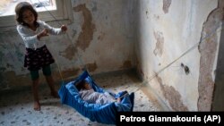 دو کودک افغان در جزیره لسبوسِ یونان