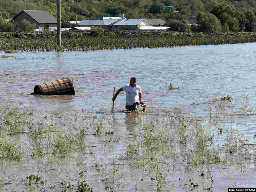 Ploile abundente de sâmbătă noaptea, 14 spre 15 septembrie, au afectat peste 700 de locuinţe din comuna Slobozia Conachi, aflată la 30 de kilometri de municipiul Galați. &nbsp;