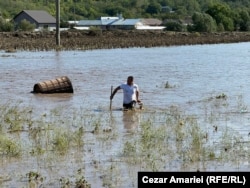 Un localnic din Slobozia Conachi încearcă să recupereze o cuvă din lemn.