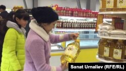Женщина покупает подсолнечное масло в супермаркете. Уральск, 4 ноября 2015 год. 