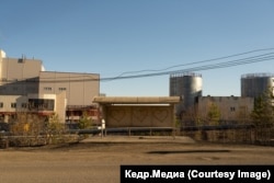 Автобусная остановка у одного из промышленных зданий «Алросы». Фото: Марина Сычева