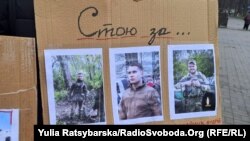 Плакат із фотографіями загиблих війсковослужбовців ЗСУ на акції в Дніпрі, Україна, 6 грудня 2024 року