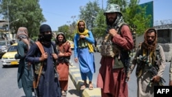 Кабул көшесінде қарумен жүрген "Талибан" адамдары. 16 тамыз 2021 жыл.