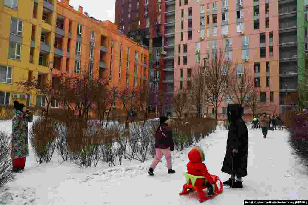 Деякі люди вийшли на прогулянку з дітьми