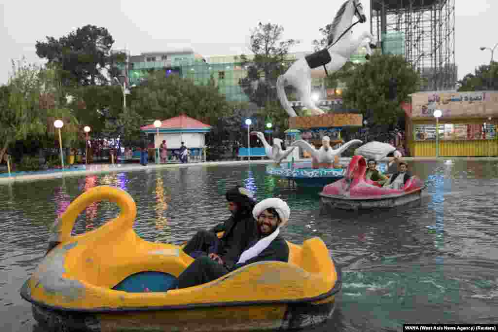 Disa burra afganë duke u zbavitur në një park në Herat. (10 shtator)