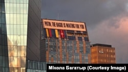 Прыклад замовы на фота ад онлайн-сяброўкі Міколы: надпіс «Пуцін, Гаага чакае цябе» на хмарачосе ў Вільні