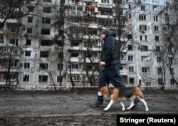 Біля будинку, що зазнав ураження під час російської повітряної атаки у Запоріжжі. 26 лютого 2026 року