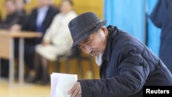 Избиратель на участке в Кызылорде день парламентских выборов в 2016 году.