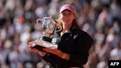 Jucătoarea de tenis rusă Mirra Andreeva a câștigat luna aceasta trofeul la Roland Gaross. Cu câteva secunde înainte să-l ridice, oamenii de ordine au îndepărtat un steag rusesc din tribună.