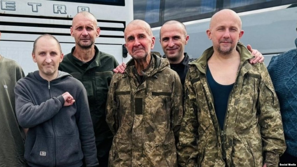 Cựu thị trưởng Kherson Volodymyr Mykolayenko (ở giữa) cùng các tù nhân chiến tranh Ukraine khác sau khi ông được Nga thả khỏi nơi giam giữ vào ngày 24 tháng 8.