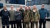 Украінскія вайскоўцы і цывільныя, вызваленыя з расейскага палону 24 жніўня 2024 году. ІЛюстрацыйнае фота