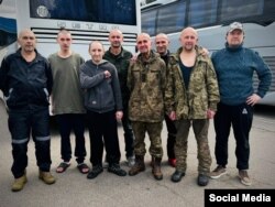 პატიმრების გაცვლა 2025 წლის 24 აგვისტოს. მარჯვნიდან მესამე - ვოლოდიმორ მიკოლაენკო.