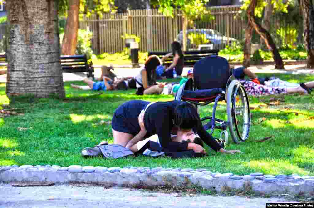 پارکی در سانتیاگو در شیلی. پارک&zwnj;ها در این شهر جای جالبی هستند و می&zwnj;توان ابراز عشق رمانتیک میان جوانان را دید. خیلی&zwnj;هاشان به دلایل اقتصادی مسکن مستقل خود را ندارند و رویشان هم نمی&zwnj;شود دوستشان را به خانه پدر و مادر ببرند ولی آزادانه و در پارک عشق خود را ابراز می&zwnj;کنند&nbsp;