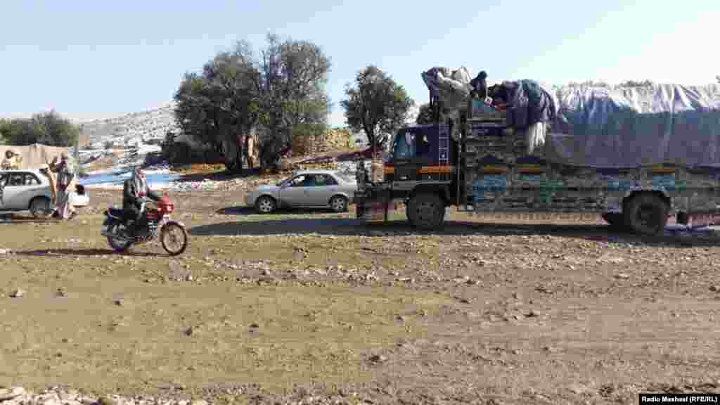 کډوال په مرحله وار ډول ستیږي، هره ورځ ۲۰۰ کورنۍ له افغانستانه ووځي.&nbsp;