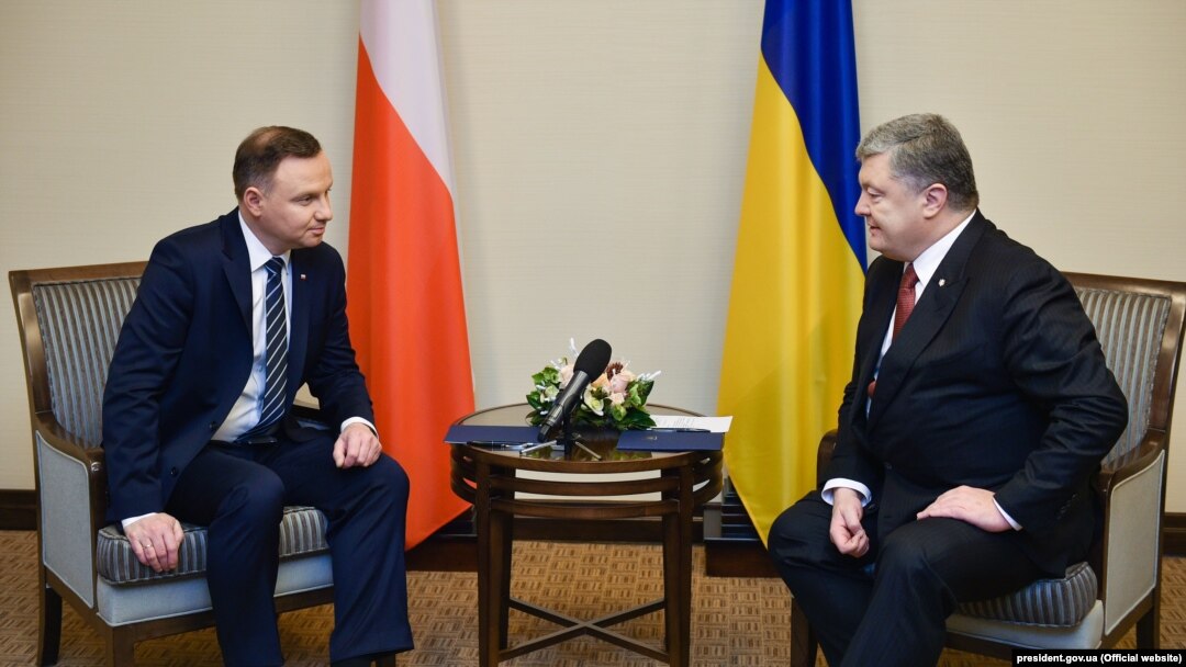 Президент України Петро Порошенко (праворуч) під час зустрічі із президентом Польща Анджеєм Дудою. Харків, 13 грудня 2017 року