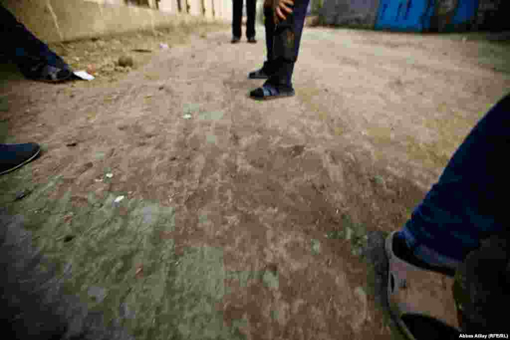 Kənddə Ənzəli oynayan uşaqlar.