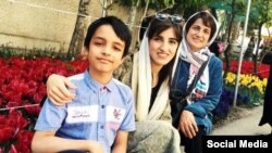 نسرین ستوده همراه با فرزندانش