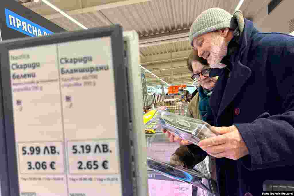 Kupci gledaju cene prikazane i u evrima i u levima u supermarketu u Sofiji 18. decembra.Bugari će moći da koriste i leve i evre do 31. januara 2026. godine.