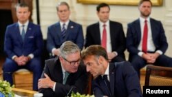 (На переднем плане) премьер-министр Великобритании Кир Стармер и президент Франции Эммануэль Макрон