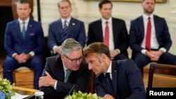 (На переднем плане) премьер-министр Великобритании Кир Стармер и президент Франции Эммануэль Макрон
