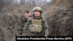 Ukrajinski predsjednik Volodimir Zelenskij posjetio je liniju fronta sa separatistima koje podržava Rusija u regionu Mariupol, 9. aprila 2021.