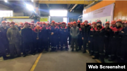 Рабочие Кентауского трансформаторного завода, требующие повышения зарплат. Туркестанская область, 12 февраля 2021 года.