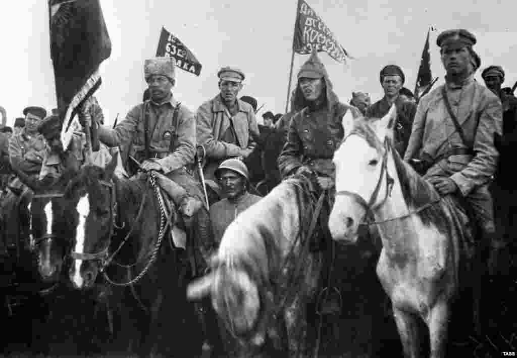 A motley lineup of hat-&nbsp;and helmet-wearing communists at a rally in 1920. Although there is debate over its origins, most Russian historians today agree that the cone-like cap was initially produced&nbsp;for the&nbsp;tsar&#39;s army.&nbsp;&nbsp;