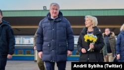 ევროკომისიის პრეზიდენტ ურზულა ფონ დერ ლაიენს 24 თებერვალს კიევის რკინიგზის სადგურში დახვდა უკრაინის საგარეო საქმეთა მინისტრი ანდრი სიბიჰა