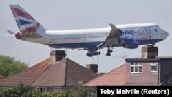 British Airways-ə məxsus Boeing 747 təyyarəsi Londonda